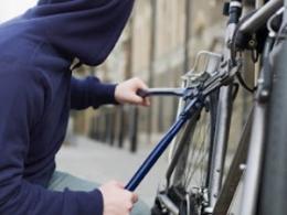 Che brutta situazione, rubano anche le biciclette ai bimbi