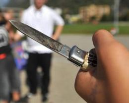 Ottantenne furiosa accoltella il vicino di casa