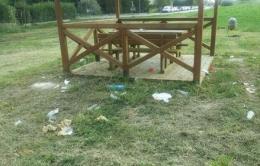 I gazebo in Artessura maltrattati dai vandali