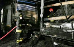 Brucia un tir lungo l'autostrada: A13 chiusa nella notte