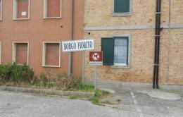 Ecco la rete-muro di Borgo Fiorito che divide i profughi dai rumeni