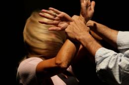 Sfonda il cancello con la macchina e picchia una donna