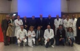 Il vescovo in ospedale benedice personale ed ammalati