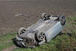 Si ribalta con l'auto: momenti di paura 