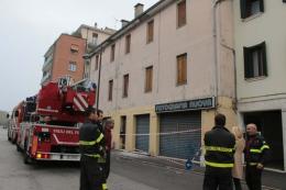 Dopo il terremoto cadono calcinacci da un rudere in centro a Rovigo