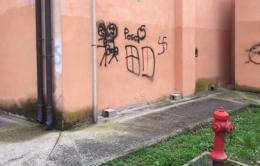 Ficarolo, i vandali sporcano i muri di ogni edificio pubblico