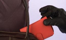 In bar le rubano la borsa e prelevano un tesoretto