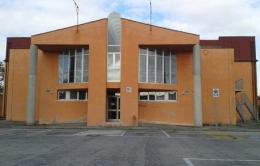 Entrano nella palestra e svuotano tutti gli estintori sul parquet