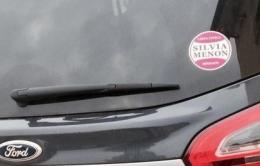 Simboli di partito sulle auto dell'azienda pubblica: è polemica