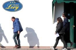 I profughi dell'Hotel Lory trasferiti in due appartamenti a Ficarolo
