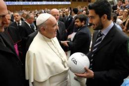 Donato a Papa Francesco un pallone di football gaelico