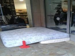 Che brutto spettacolo, bivacchi nella notte in pieno centro