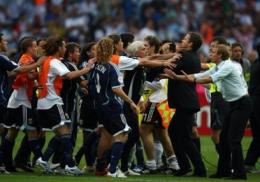 Far west in campo: rissa, sputi ed espulsi