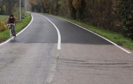 In via Giotto le strisce bianche sull'asfalto disegnate a intermittenza
