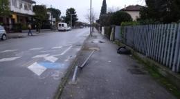 Distrugge un palo ma continua la corsa