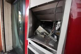 Scappano con 20mila euro dopo aver fatto esplodere il bancomat