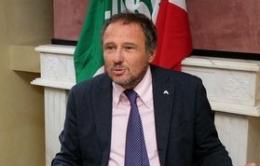 Conchi messo all’angolo, resiste