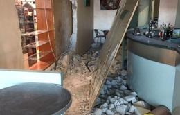 Buco nel muro, ladri in profumeria