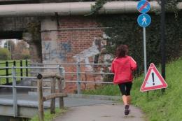 Ciclabile vietata a bici e pedoni: il paradosso della pista lungo l'Adigetto