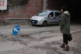 Niente rattoppo, solo cartelli per la buca che danneggia le auto