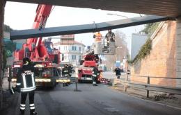 Camion pirata devasta il sottopasso Marabin