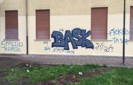 Imbrattato il muro delle magistrali appena tinteggiato, Bobo imbestialito