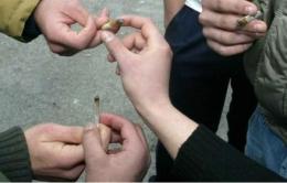 Prendere hashish e marijuana per fumarla con gli amici non è reato