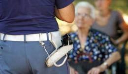Di notte in bici, anziana salvata dalle Volanti