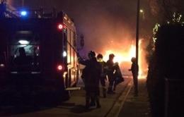 Auto in fiamme, notte di lavoro per i vigili del fuoco