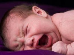 Bimbo morto cadendo dal seggiolone, si indaga per maltrattamenti aggravati