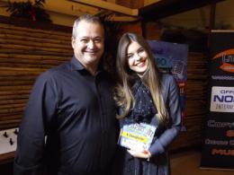 Vince il concorso canoro con un brano dedicato al padre