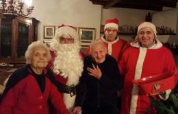 Babbo Natale Avis, doni ai bimbi e saluto all'ultracentenaria Maria