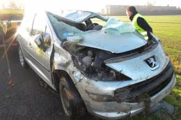 Auto fa un volo di 5 metri in A13, salvata dalle cinture