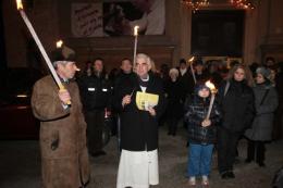 Fiaccolata per la pace, un centinaio i fedeli in marcia