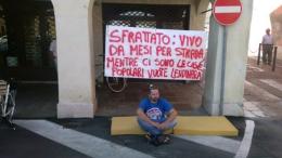 La vittima, Lorenzo Ferracin fra precedenti per droga e la protesta per la casa