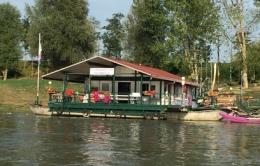 Spara e uccide l'anatra del Club Nautico 
