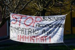 Abusi sessuali dei profughi sulle lavoratrici della base, ma è impossibile identificarli