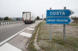 Sperona un'anziana in bicicletta e poi si dà alla fuga