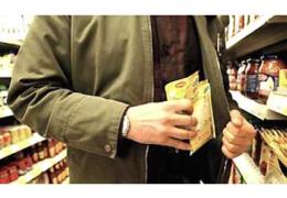 Baby ladro ruba al market, i genitori pagano per lui