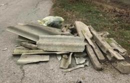 Eternit rotto e abbandonato in strada: rabbia e paura