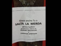 Escrementi sui marciapiedi, un cittadino inventa un gioco per evitarli