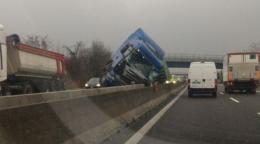 Schianto in a13, camion "scavalca" il new jersey: traffico in tilt