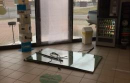 Sfondano la porta a calci e rubano nel magazzino
