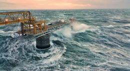 Onde giganti, nave metaniera in stand by