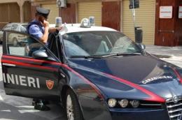 Tenta di impiccarsi, ma i carabinieri arrivano in tempo