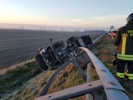 Colpo di sonno, si ribalta col camion: salvato dalla cintura