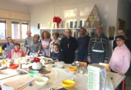 Il vescovo in visita al laboratorio di ceramica 
