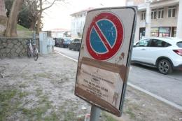Il divieto non c'è, ma si vede: caos parcheggi in centro
