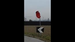 Specchio rotto, sembra esserci lo zampino dei vandali