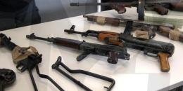 Nel laboratorio un arsenale da guerra, falegname a processo